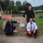Sportdirektor Mario Fehr, Mäzen Andy Leutenegger und Gemeindepräsident Jörg Kündig bei der Ehrentafel am Findling bei der neuen Halle