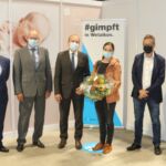 Tanja Brunner- 75'000 Kundin des Impfzentrums Wetzikon (mit Blumenstrauss) JK zusammen mit Matthias Pfammatter (Leiter Impfzentrum), Matthias Spielmann (CEO GZO AG), Ruedi Rüfenacht (Stadtpräsident Wetzikon) und Martina Buri (Stadtschreiberin Wetzikon)
