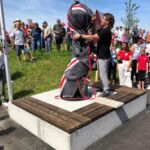 Enthüllung geheimnisvolle Skulptur vor der Al Arena.